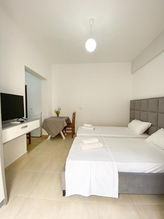 Family Apartments Himara Buitenkant foto